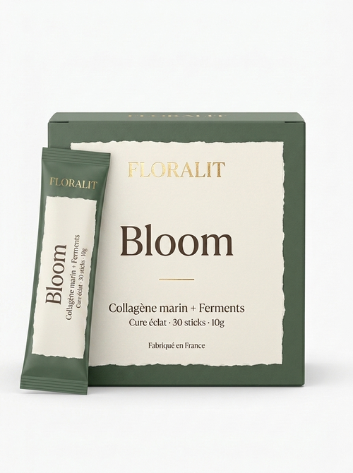 Stick Floralit Bloom versé dans un verre d'eau, poudre fine en train de se dissoudre