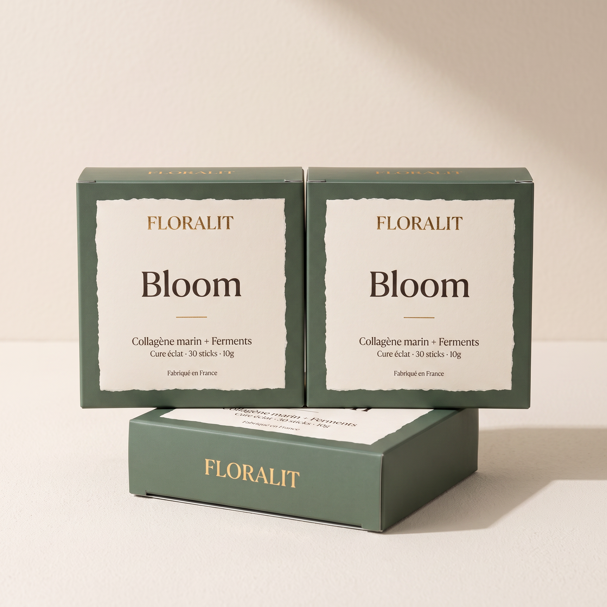 Trois boîtes Floralit Bloom vert sauge de la Cure 3 mois, étiquettes crème et lettrage doré